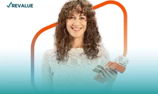 Mujer usando su terminal de pago Clip