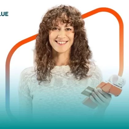 Mujer usando su terminal de pago Clip