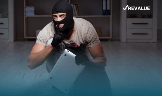 Ladrón robando una laptop que cuenta con póliza de seguro contra robos.