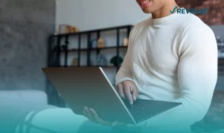 Persona usando una computadora que cuenta con un seguro para laptop.