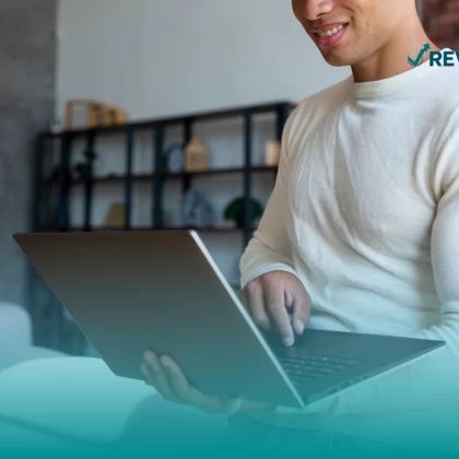 Persona usando una computadora que cuenta con un seguro para laptop.