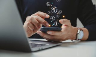 Representación de la practicidad del uso de la billetera digital, que agiliza las transacciones en línea y en físico.