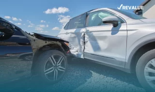 Auto chocando a otro coche con seguro de auto Coppel.