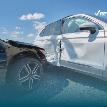 Auto chocando a otro coche con seguro de auto Coppel.
