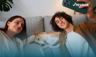 Pareja tomándose una selfie con su perro que cuenta con seguro para mascotas Sura.