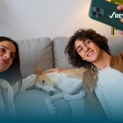 Pareja tomándose una selfie con su perro que cuenta con seguro para mascotas Sura.