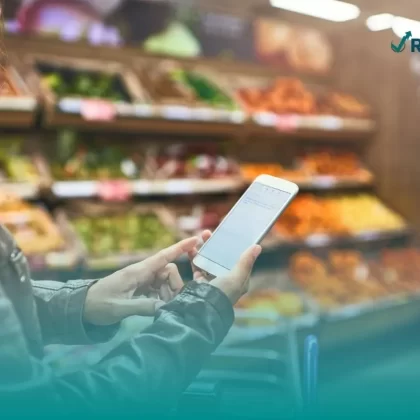 Mujer usando una aplicación para buscar ofertas en el supermercado.