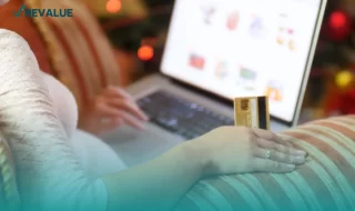 Mujer haciendo compras en línea después de aprender cómo proteger su tarjeta de crédito en compras por internet