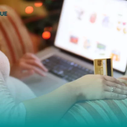 Mujer haciendo compras en línea después de aprender cómo proteger su tarjeta de crédito en compras por internet