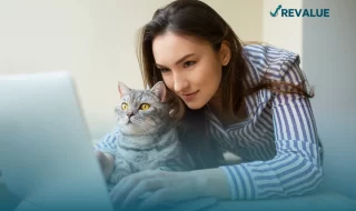 Mujer buscando cómo funciona un seguro para mascotas.