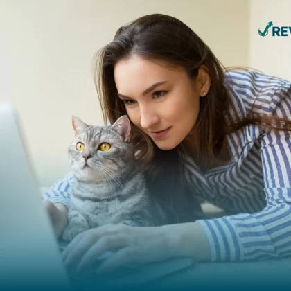 Mujer buscando cómo funciona un seguro para mascotas.