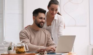 Pareja explorando las modalidades y características de cada crédito hipotecario HSBC para escoger el más conveniente.