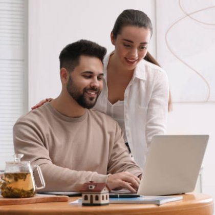 Pareja explorando las modalidades y características de cada crédito hipotecario HSBC para escoger el más conveniente.