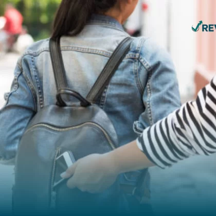 Mujer joven siendo robada a quien le serviría saber cuánto cuesta un seguro contra robos