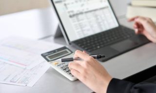 Persona calculando su retorno de capital gracias a la devolución de intereses por créditos hipotecarios.