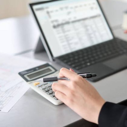 Persona calculando su retorno de capital gracias a la devolución de intereses por créditos hipotecarios.