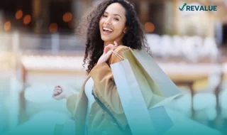 Mujer haciendo compras con la seguridad de estar protegida por los derechos que se decretaron el Día Mundial del Consumidor.