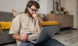 Persona analizando con detenimiento las compras que va a hacer en el Día Mundial del Shopping para evitar un endeudamiento excesivo.