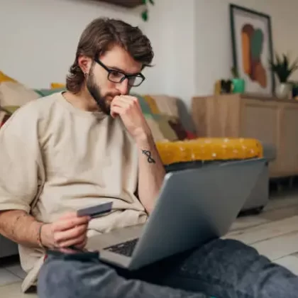 Persona analizando con detenimiento las compras que va a hacer en el Día Mundial del Shopping para evitar un endeudamiento excesivo.