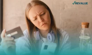 Mujer revisando en que consiste el vishing