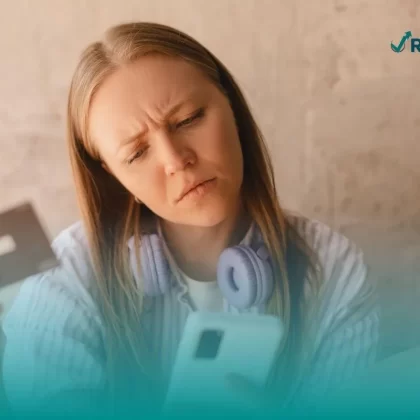 Mujer revisando en que consiste el vishing