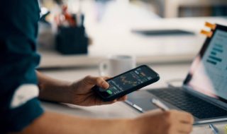 Persona explorando las opciones de fondos de inversión HSBC para hacer crecer su capital de manera segura y constante.