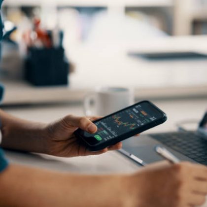 Persona explorando las opciones de fondos de inversión HSBC para hacer crecer su capital de manera segura y constante.