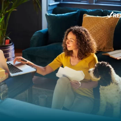 Mujer revisando los beneficios del Seguro GNP para mascotas para encontrar el que más se adecúe a las necesidades y estilo de vida de su perro.