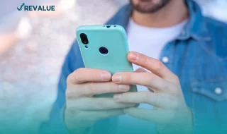 Hombre usando su teléfono celular después de contratar un seguro para celular.