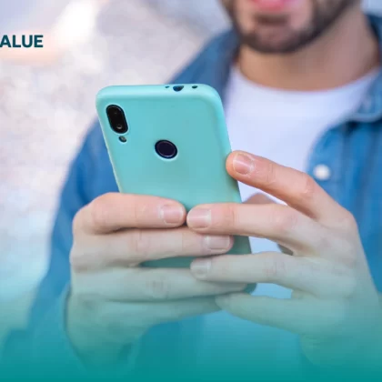 Hombre usando su teléfono celular después de contratar un seguro para celular.