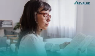 Mujer leyendo algunos de los mejores libros de finanzas personales.