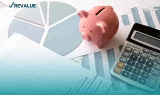 Fotografía de una alcancía, una calculadora y unos diagramas con cuentas aludiendo a un plan de salud financiera.