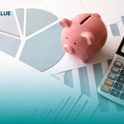 Fotografía de una alcancía, una calculadora y unos diagramas con cuentas aludiendo a un plan de salud financiera.