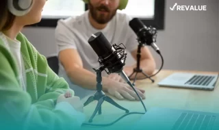 Personas grabando un podcast de educación financiera.