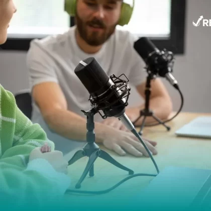 Personas grabando un podcast de educación financiera.