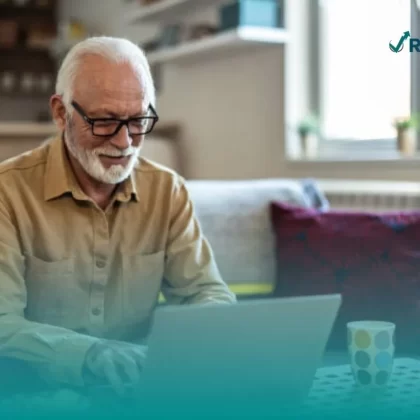 Persona mayor gestionando el retiro de su fondo para el retiro a través del Portal Afore Web.