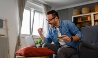 Persona festejando que obtuvo recompensas y beneficios gracias a acumular su participación en el Programa de lealtad Inbursa.