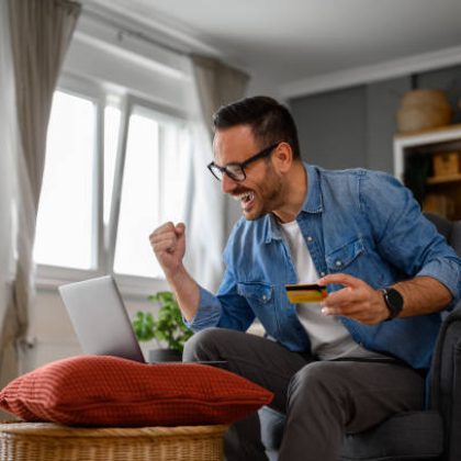 Persona festejando que obtuvo recompensas y beneficios gracias a acumular su participación en el Programa de lealtad Inbursa.