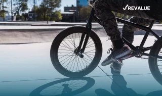 Persona sobre una bicicleta que cuenta con un seguro contra robo de bicicleta en México