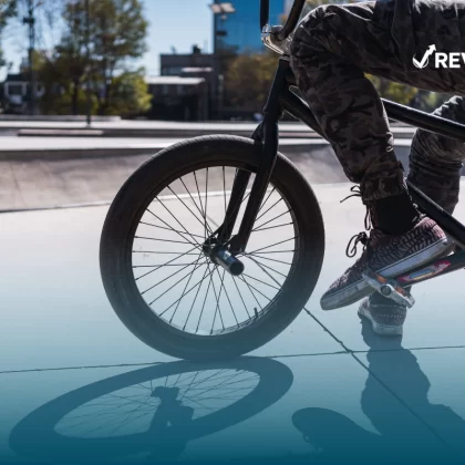 Persona sobre una bicicleta que cuenta con un seguro contra robo de bicicleta en México