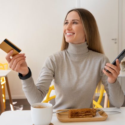 Mujer pagando su comida en un restaurante con su tarjeta de crédito para reunir puntos American Express.