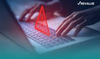 Persona utilizando su laptop con riesgo al no saber qué es el phishing y cómo evitarlo.