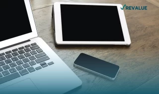 Laptop, tableta y celular protegidos por una póliza de Seguros Insurama.