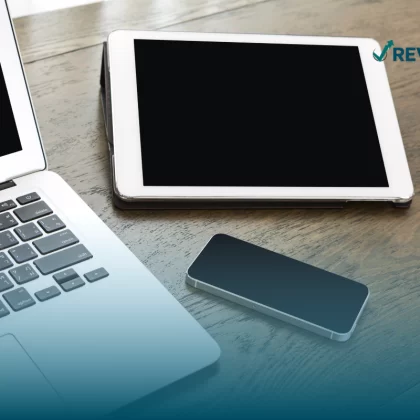 Laptop, tableta y celular protegidos por una póliza de Seguros Insurama.