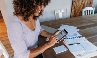 Mujer revisando las opciones con las que puede proteger y cuidar su dinero a través de Scotiabank cuenta de ahorros.