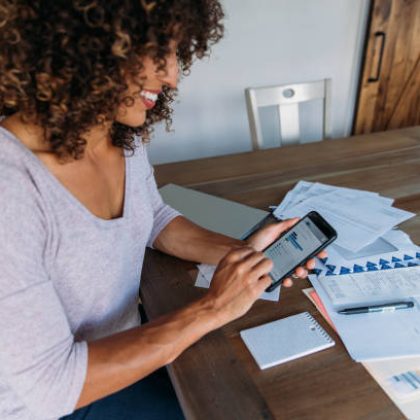 Mujer revisando las opciones con las que puede proteger y cuidar su dinero a través de Scotiabank cuenta de ahorros.