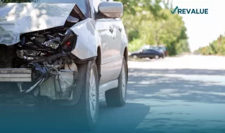 Fotografía de un auto dañado en un accidente que no cuenta con el seguro de auto Banco Azteca.