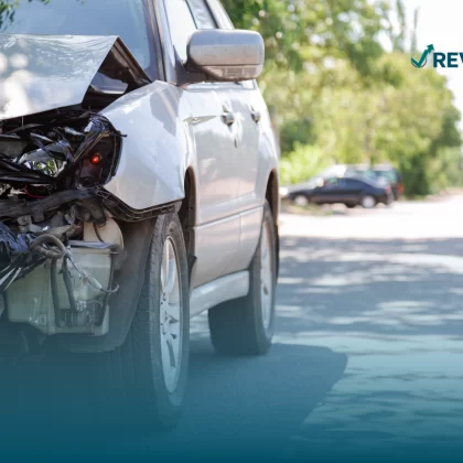 Fotografía de un auto dañado en un accidente que no cuenta con el seguro de auto Banco Azteca.