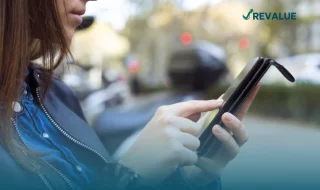 Mujer usando su dispositivo con seguro de celular American Express.