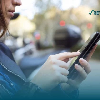 Mujer usando su dispositivo con seguro de celular American Express.